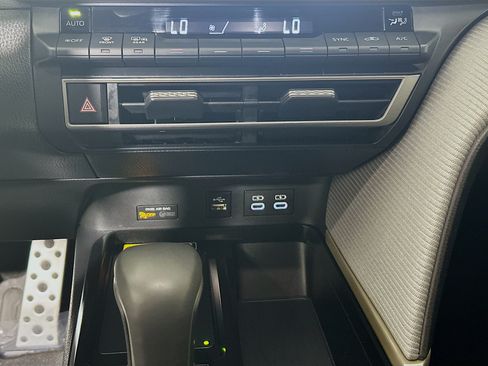 Used 2025 Toyota Camry SE w/ Convenience Package FWD image 23