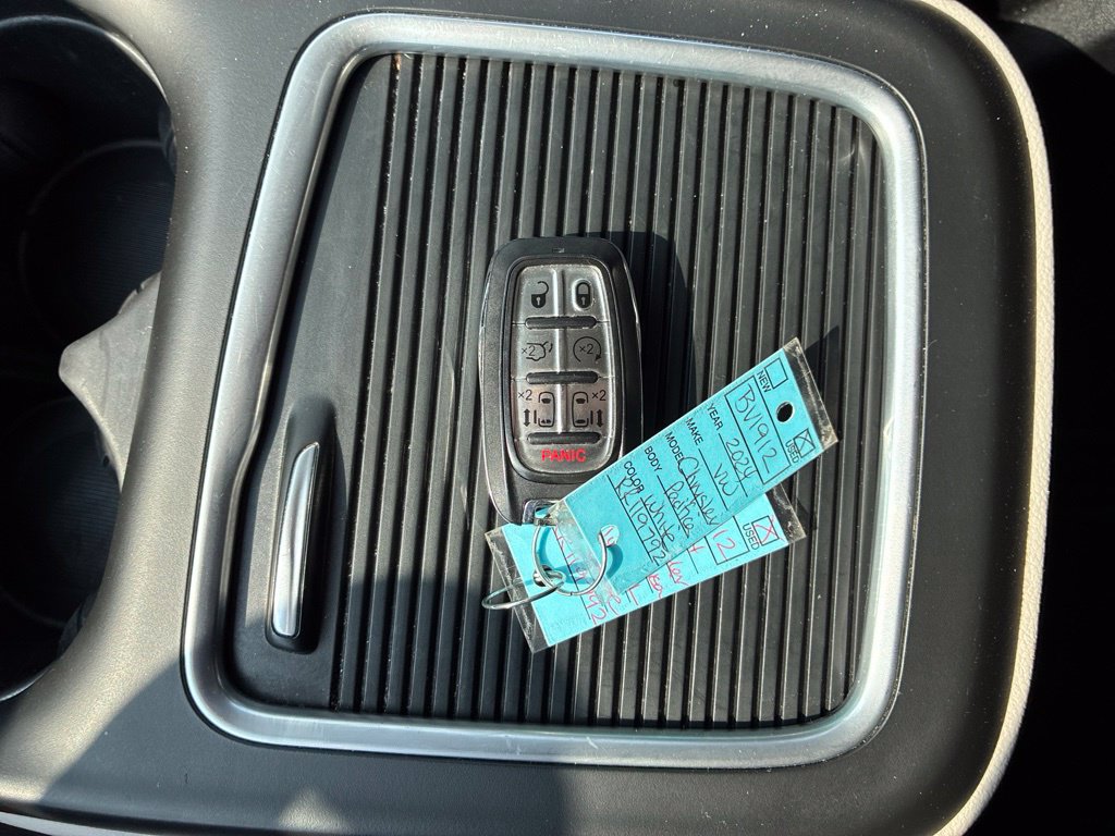 Used 2024 Chrysler Pacifica Touring-L FWD image 31