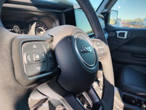 New 2025 Jeep Gladiator Sport w/ Premium Package image 18