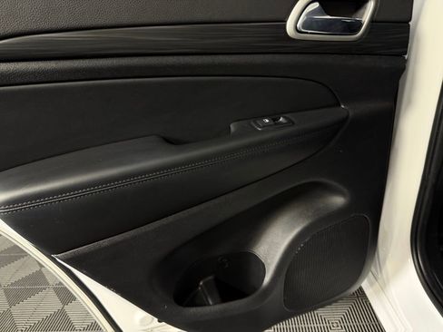 Used 2022 Jeep Grand Cherokee Laredo X image 28