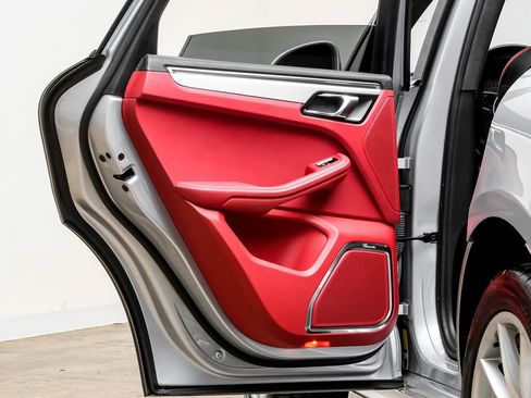 Used 2016 Porsche Macan Turbo image 41