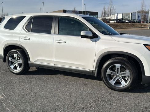 Used 2025 Honda Pilot EX-L image 3