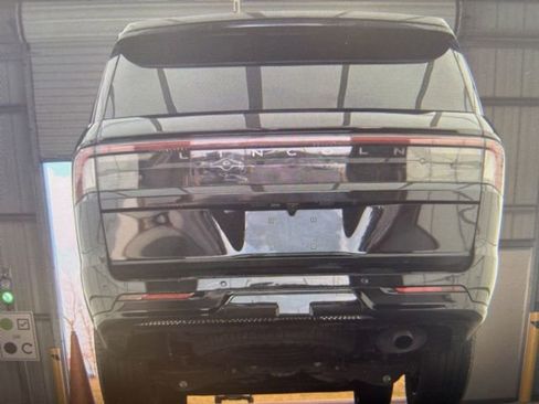 Used 2025 Lincoln Navigator L Reserve w/ Jet Appearance Package image 10