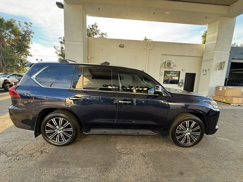 Used 2021 Lexus LX 570 4WD w/ Luxury Package image 4