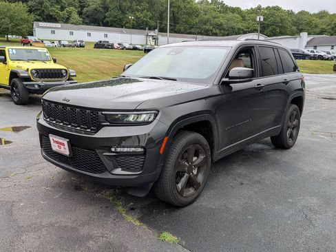 Certified 2024 Jeep Grand Cherokee Limited w/ Black Appearance Package image 8