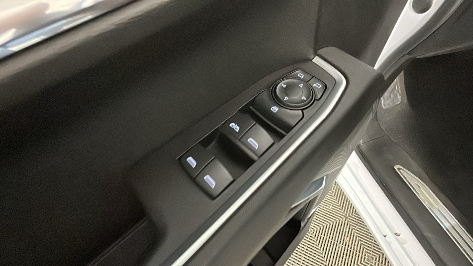 Used 2023 Chevrolet Silverado 1500 LT AWD/4WD image 12