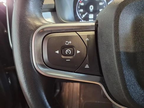 Used 2021 Volvo XC40 T4 Momentum FWD image 25
