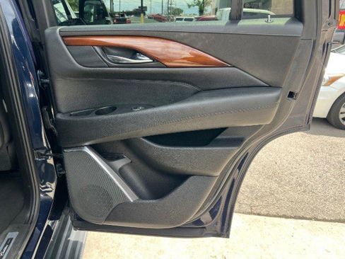 Used 2018 Cadillac Escalade Luxury AWD/4WD image 23