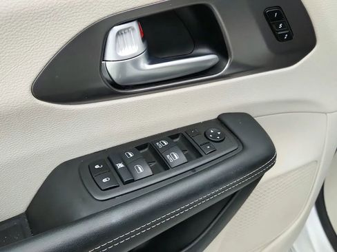 Used 2024 Chrysler Pacifica Touring-L image 31