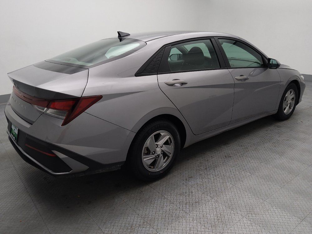 Used 2025 Hyundai Elantra SE FWD image 10