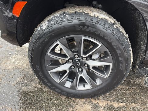 Certified 2023 Chevrolet Suburban Z71 w/ Luxury Package image 8