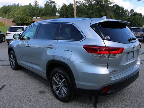 Used 2018 Toyota Highlander XLE FWD image 3