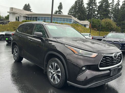 Used 2022 Toyota Highlander XLE AWD/4WD image 4
