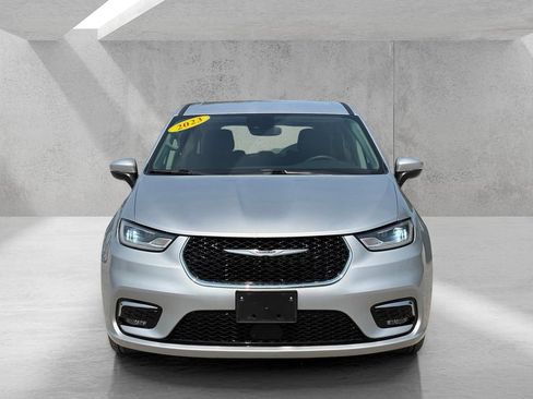 Used 2023 Chrysler Pacifica Touring-L FWD image 2
