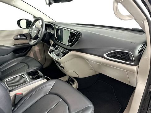 Used 2024 Chrysler Pacifica Touring-L FWD image 30