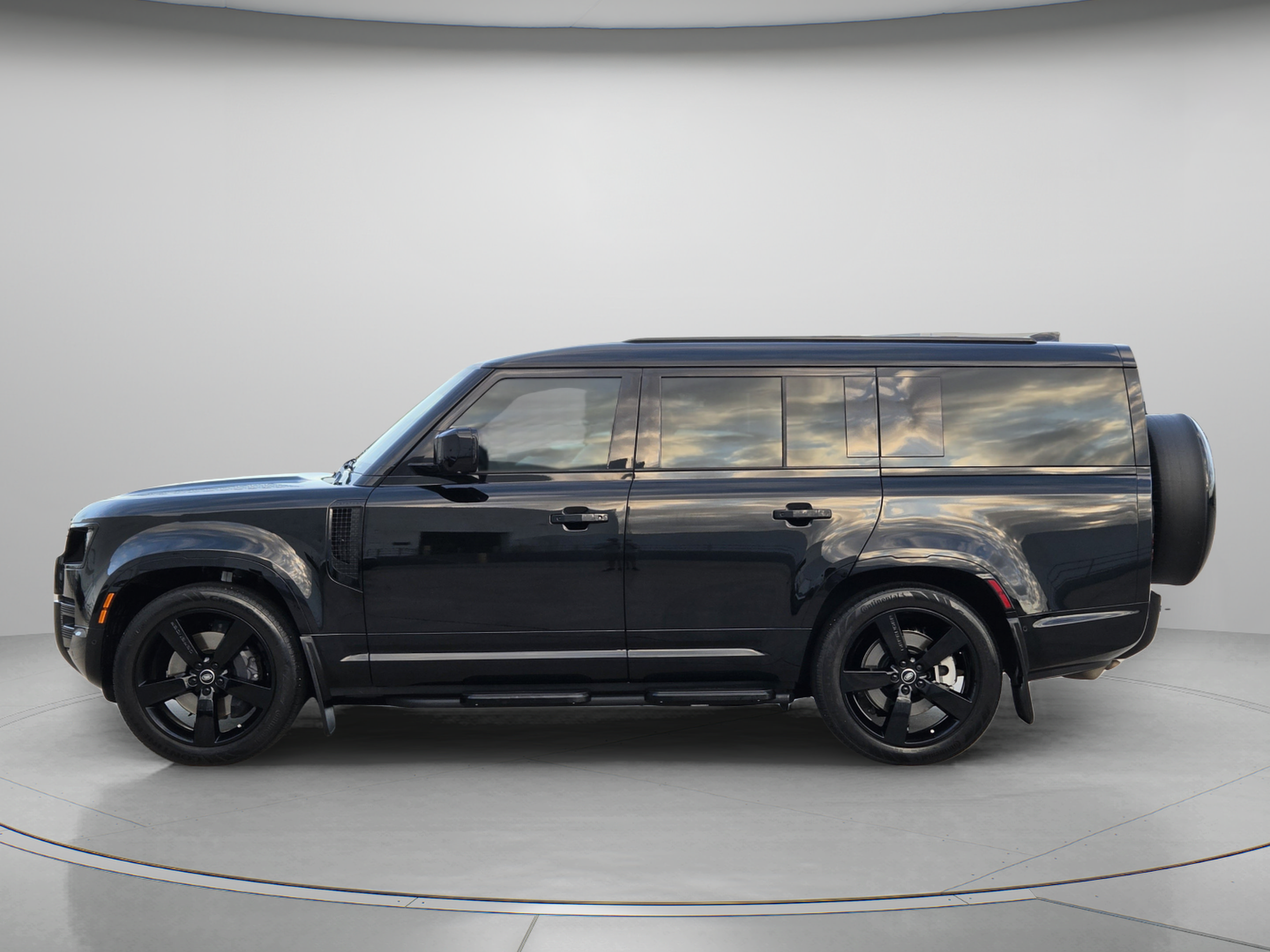 Used 2025 Land Rover Defender 130 X-Dynamic SE AWD/4WD image 2