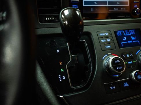 Used 2019 Toyota Sienna XLE w/ XLE Navigation Package FWD image 20