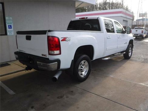 Used 2008 GMC Sierra 2500 SLT w/ Z71 Off-Road Package image 3