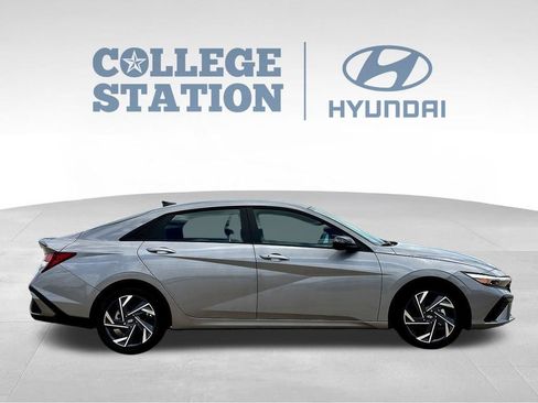 Used 2025 Hyundai Elantra Sport FWD image 11