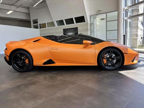 Used 2021 Lamborghini Huracan EVO RWD image 4