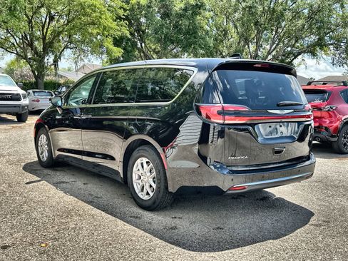 Used 2024 Chrysler Pacifica Touring-L FWD image 6