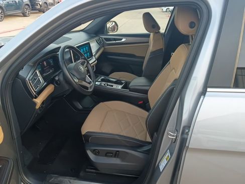 Used 2025 Volkswagen Atlas Cross Sport SE image 3