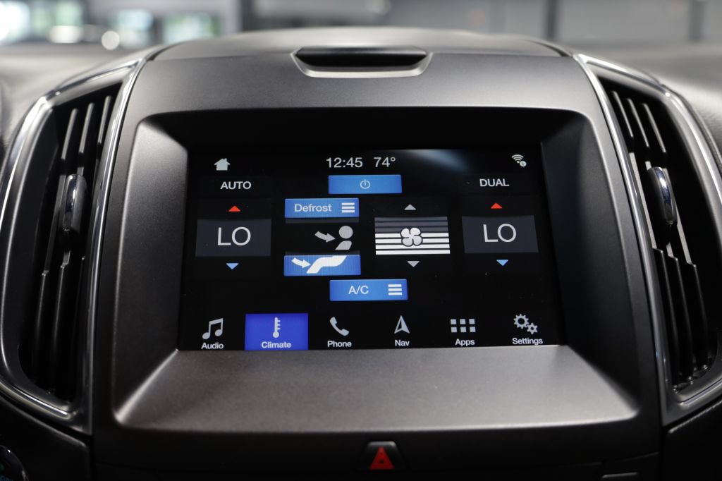 Used 2018 Ford Edge Titanium w/ Technology Package FWD image 41