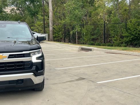Used 2023 Chevrolet Silverado 1500 LT w/ Z71 Off-Road Package AWD/4WD image 3