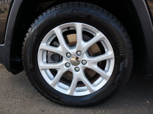 Used 2015 Jeep Cherokee Latitude w/ Comfort/Convenience Group FWD image 41