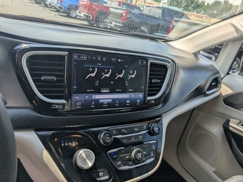 Used 2024 Chrysler Pacifica Touring-L FWD image 19