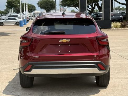 Used 2025 Chevrolet Trax LT FWD image 6