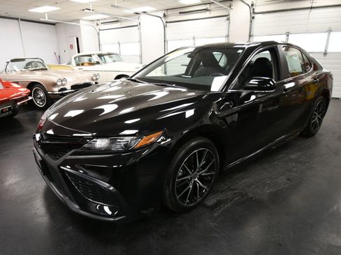 Certified 2024 Toyota Camry SE image 3