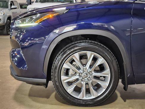 Used 2022 Toyota Highlander Limited FWD image 5