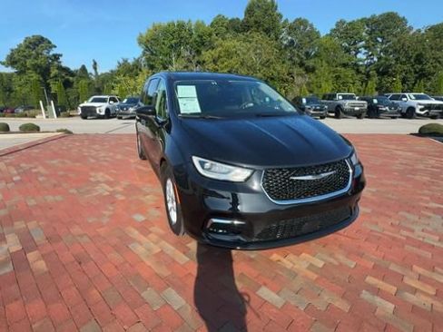 Used 2023 Chrysler Pacifica Touring-L FWD image 5