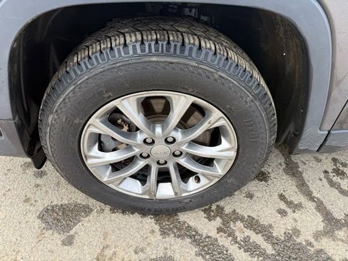 Used 2019 Jeep Cherokee Latitude Plus w/ Cold Weather Group image 13