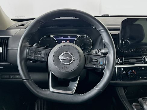 Used 2024 Nissan Pathfinder SL image 18