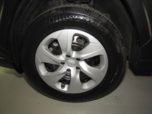 Used 2024 Toyota RAV4 LE AWD/4WD image 25