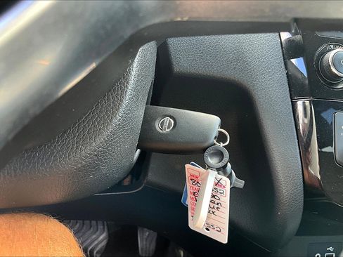 Used 2020 Nissan Rogue SV image 12