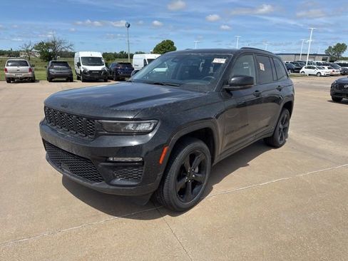 Used 2023 Jeep Grand Cherokee Limited w/ Black Appearance Package AWD/4WD image 2