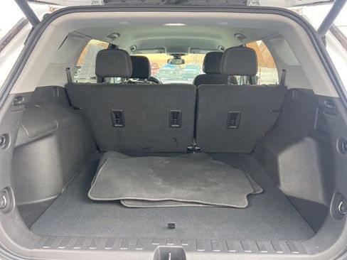 Used 2023 GMC Terrain SLE w/ Driver Convenience Package image 14