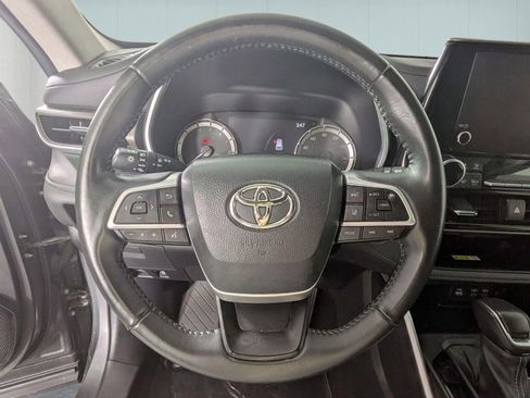 Used 2023 Toyota Highlander XLE AWD/4WD image 17