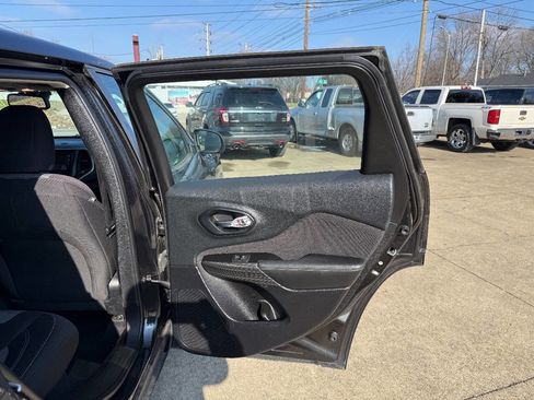 Used 2014 Jeep Cherokee Sport image 11