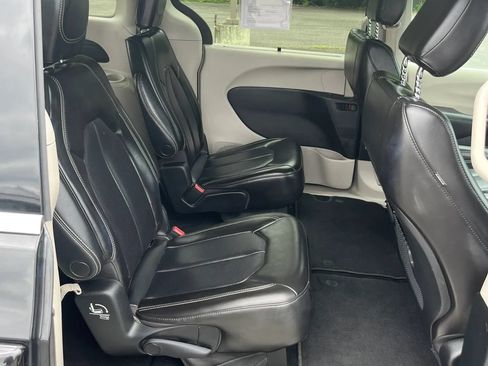 Used 2023 Chrysler Pacifica Touring-L FWD image 23