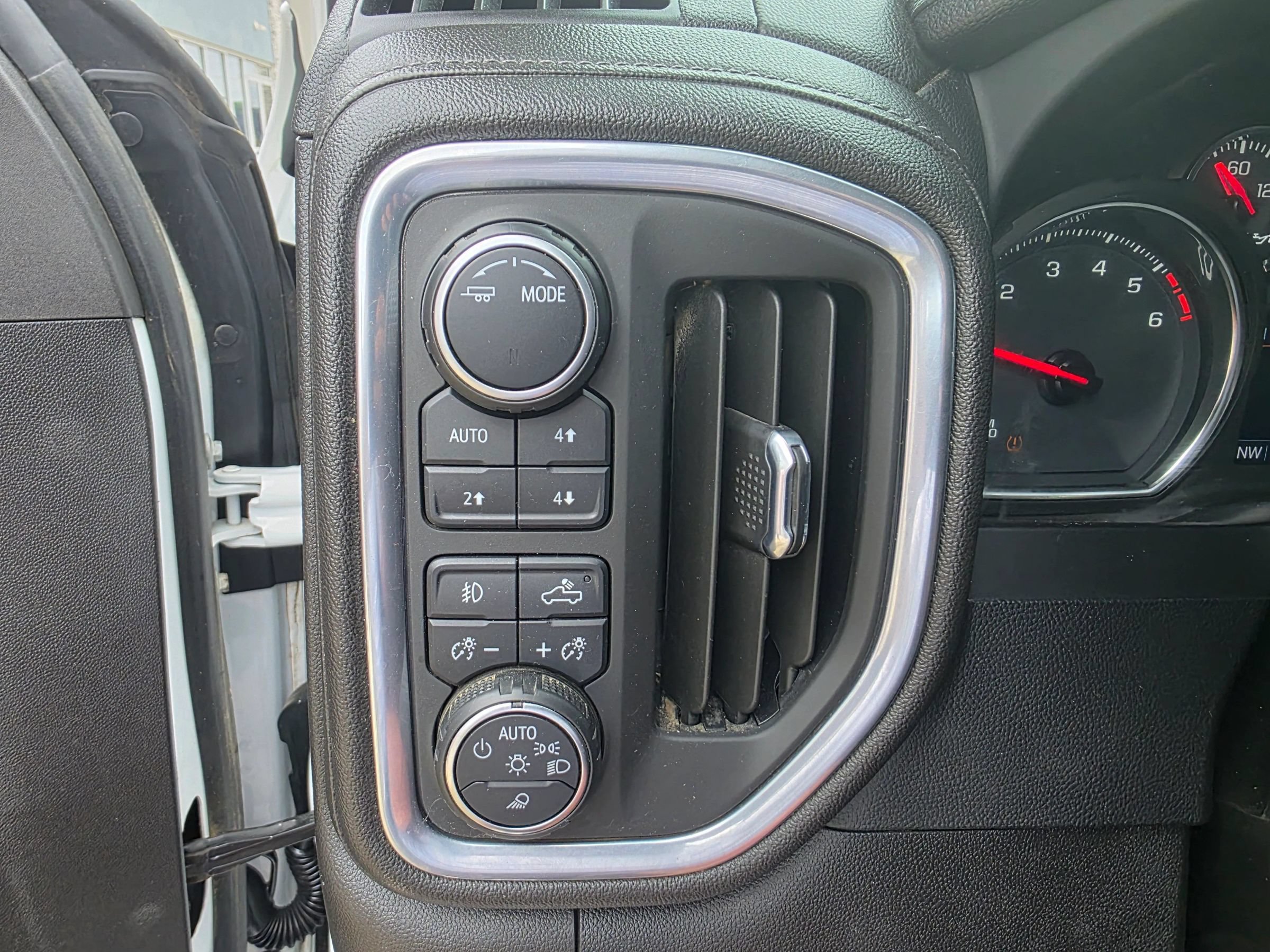 Used 2022 Chevrolet Silverado 1500 LTZ w/ LTZ Premium Package AWD/4WD image 15