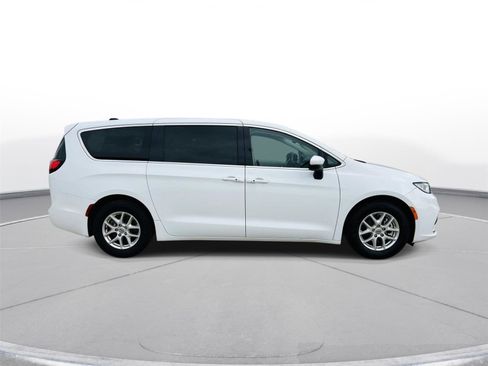 Used 2023 Chrysler Pacifica Touring-L image 40