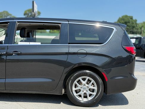 Used 2023 Chrysler Pacifica Touring-L FWD image 12