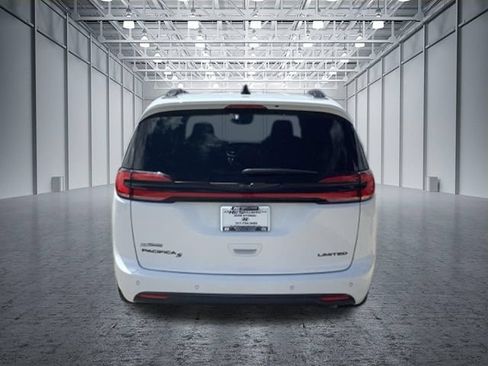 Used 2025 Chrysler Pacifica Limited FWD image 4