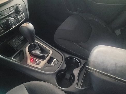 Used 2017 Jeep Cherokee Latitude FWD image 26