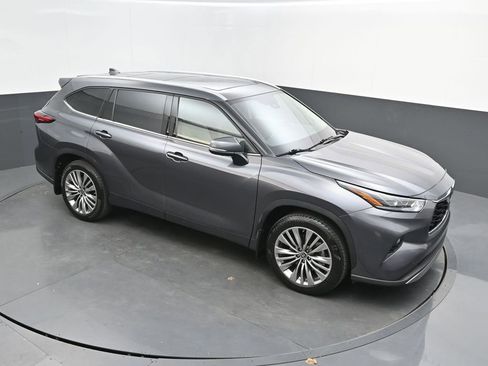 Used 2021 Toyota Highlander Platinum AWD/4WD image 32