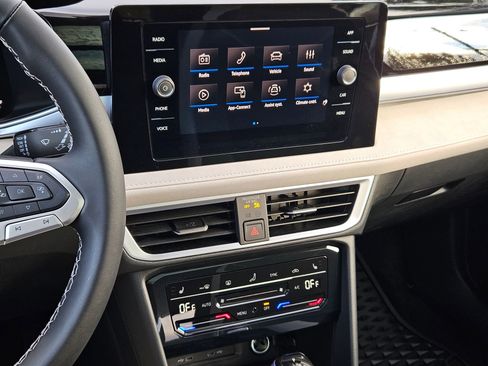 New 2025 Volkswagen Taos SE image 18